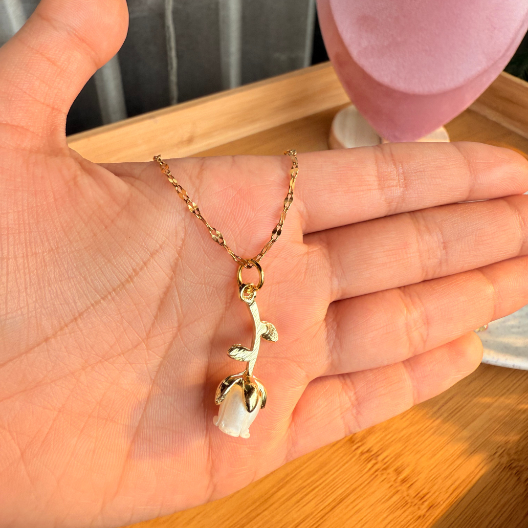 Pearly rose necklace